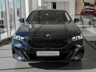 2025 BMW 5 серии 530i xDrive VIII (G60/G61/G68), чёрный, 8295000 рублей, вид 2