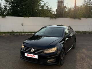 2016 Volkswagen Polo V Рестайлинг, чёрный, 900000 рублей, вид 4