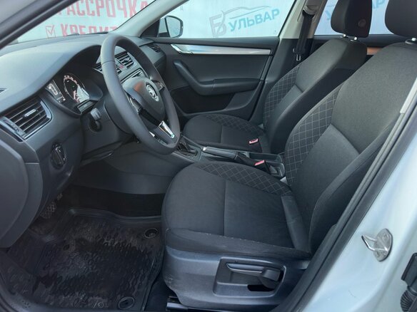 2018 Skoda Octavia III (A7) Рестайлинг, белый, 1180000 рублей - вид 9
