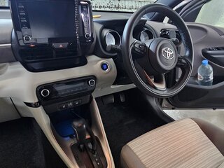 2020 Toyota Yaris IV, серый, 1599000 рублей, вид 5