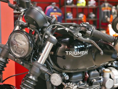 2025 Triumph Bonneville Bobber, чёрный, 2200000 рублей, вид 4