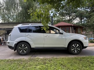 2010 Mitsubishi Outlander II Рестайлинг, белый, 555555 рублей, вид 3