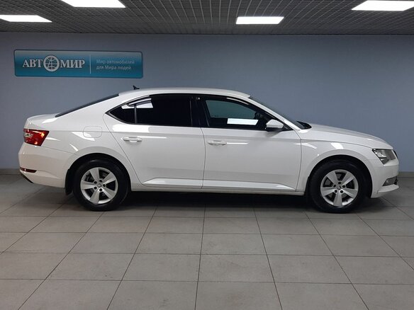 2019 Skoda Superb III, белый, 2000000 рублей - вид 3