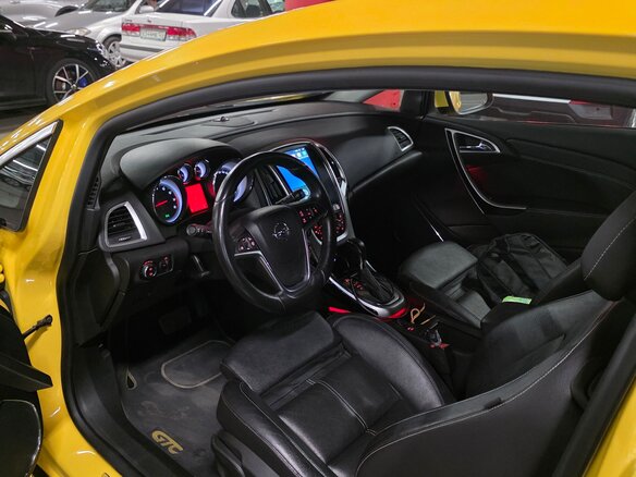 2013 Opel Astra GTC J Рестайлинг, жёлтый, 1070000 рублей - вид 10