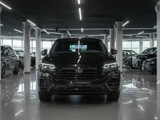 2018 Volkswagen Touareg III, чёрный, 4410000 рублей, вид 3