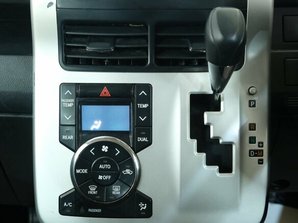 2010 Toyota Noah II (R70), белый, 1159000 рублей - вид 12
