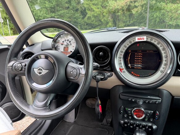 2012 Mini Hatch Cooper II (R56) Рестайлинг, белый - вид 13