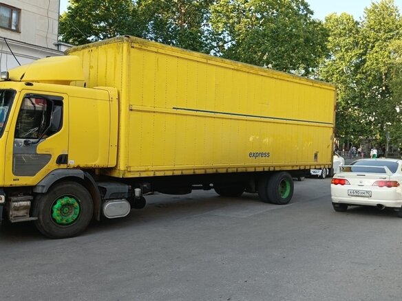 1999 Renault Premium, жёлтый, 850000 рублей