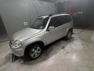 2011 Chevrolet Niva I Рестайлинг, серебристый, 515000 рублей, вид 4