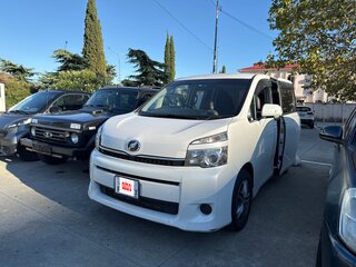 2011 Toyota Voxy II (R70) Рестайлинг, белый, 1350000 рублей, вид 1