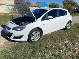 2013 Opel Astra J Рестайлинг, белый, 700000 рублей, вид 1