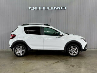 2021 Renault Sandero Stepway II Рестайлинг, белый, 1397000 рублей, вид 4