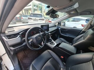 2022 Toyota RAV4 V (XA50), белый, 2850000 рублей, вид 4
