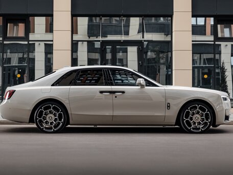 2025 Rolls-Royce Ghost Black Badge II Рестайлинг (Series II), серый, 53900000 рублей, вид 4