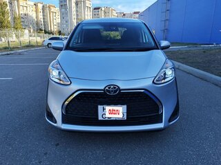 2020 Toyota Sienta II Рестайлинг, серебристый, 1880000 рублей, вид 2