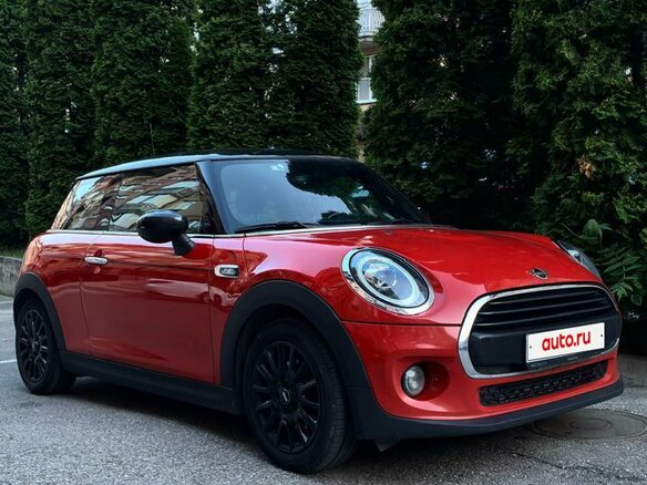 2021 Mini Hatch Cooper III (F55/F56) Рестайлинг, оранжевый - вид 2
