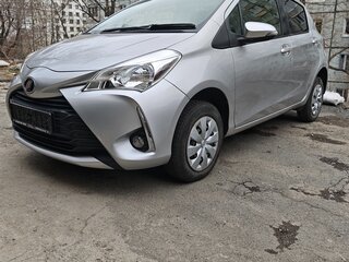 2017 Toyota Vitz III (XP130) Рестайлинг 2, серебристый, 950000 рублей, вид 1