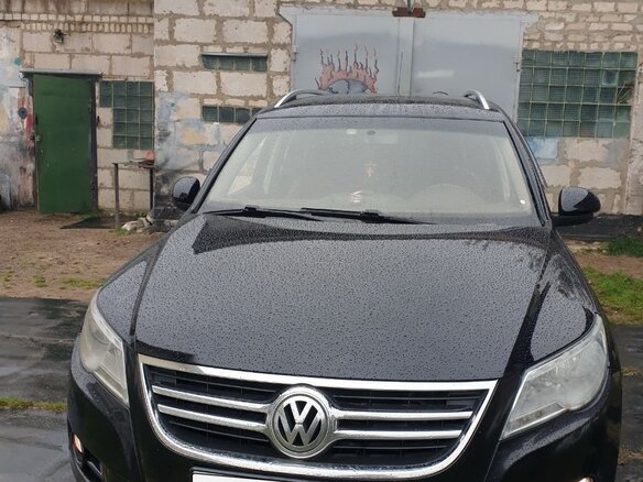 2011 Volkswagen Tiguan I, чёрный, 850000 рублей - вид 1
