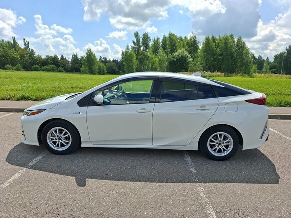 2017 Toyota Prius PHV ZVW52 IV (XW50), белый, 1850000 рублей - вид 5
