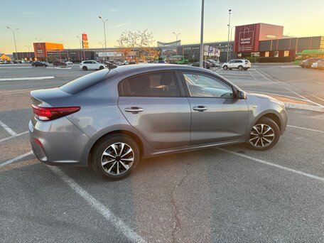 2019 Kia Rio IV, серый, 1350000 рублей, вид 2