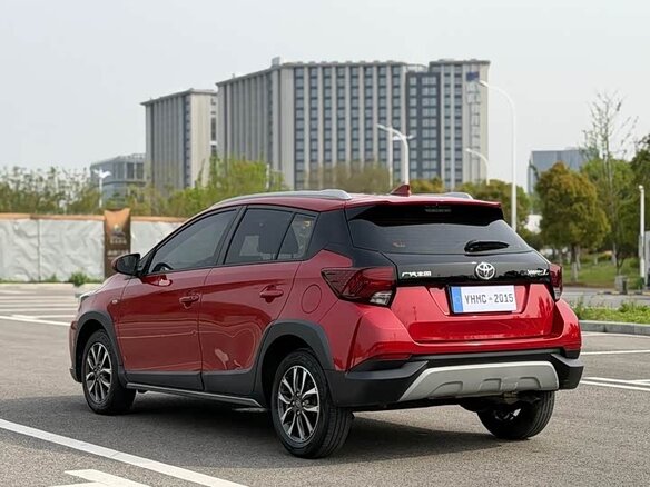 2022 Toyota Yaris IV, красный, 1165000 рублей - вид 6