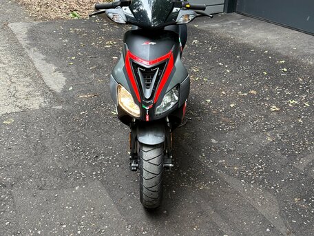 2020 Aprilia SR 50 R, чёрный, 395000 рублей, вид 4