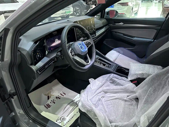 2025 Volkswagen Golf VIII Рестайлинг, серый, 2166000 рублей - вид 4