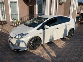 2012 Toyota Prius PHV ZVW35 III Рестайлинг (XW30), белый, 1600000 рублей, вид 1