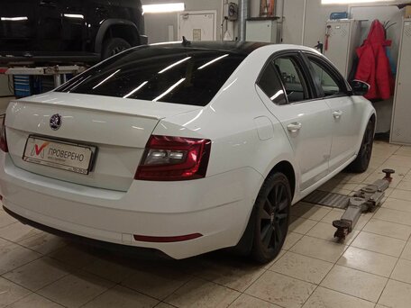 2017 Skoda Octavia III (A7) Рестайлинг, белый, 1899000 рублей, вид 3