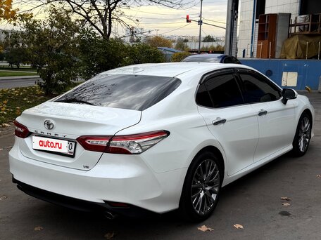 2018 Toyota Camry VIII (XV70), белый, 2850000 рублей, вид 3