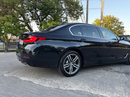 2022 BMW 5 серии Long 530Li VII (G30/G31/G38) Рестайлинг, чёрный, вид 4