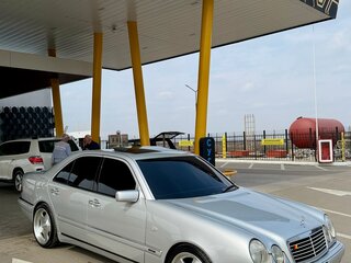 1998 Mercedes-Benz E-Класс 320 II (W210, S210), серебристый, 1400000 рублей, вид 2