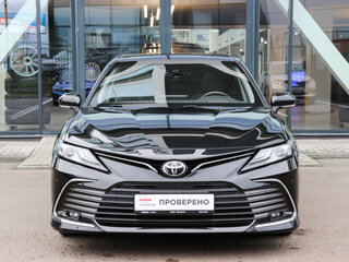 2022 Toyota Camry VIII (XV70) Рестайлинг, чёрный, 3385000 рублей, вид 2