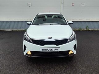 2020 Kia Rio IV Рестайлинг, белый, 1580000 рублей, вид 3