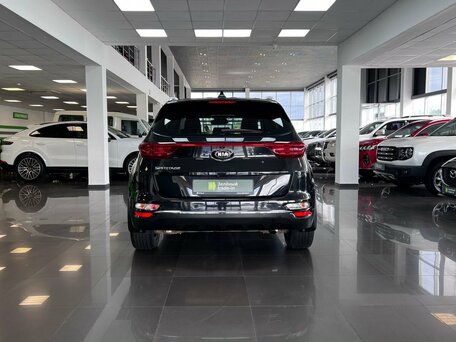 2018 Kia Sportage IV Рестайлинг, чёрный, 1945000 рублей, вид 4