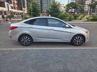 2015 Hyundai Solaris I Рестайлинг, серебристый, 800000 рублей, вид 5