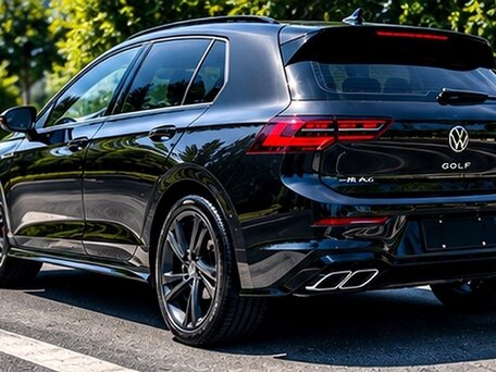 2023 Volkswagen Golf VIII, чёрный, 2220000 рублей, вид 2