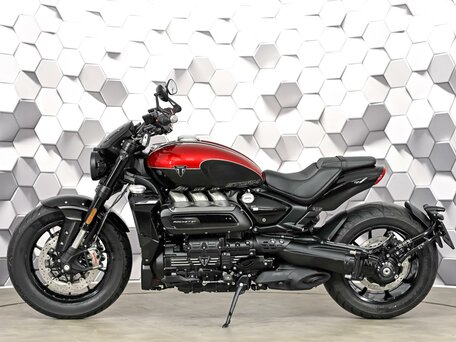 2025 Triumph Rocket 3, красный, 2999000 рублей, вид 4