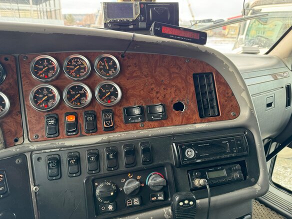 2003 Peterbilt 387, красный, 1700000 рублей - вид 12