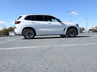 2021 BMW X5 45e IV (G05/G18), белый, 8800000 рублей, вид 3