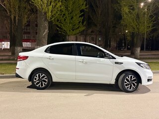 2016 Kia Rio III Рестайлинг, белый, 640000 рублей, вид 3