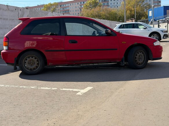 1998 Mazda 323 V (BA), красный, 150000 рублей - вид 4