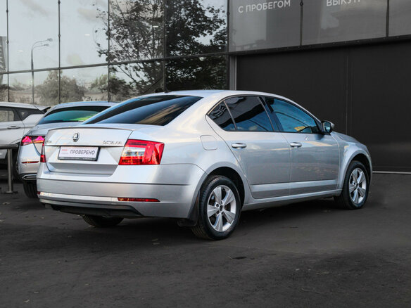 2018 Skoda Octavia III (A7) Рестайлинг, серый, 1890000 рублей - вид 3