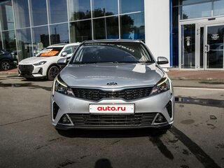 2020 Kia Rio IV Рестайлинг, серебристый, 1530000 рублей, вид 4