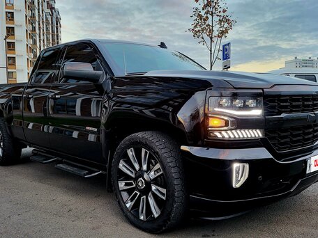 2018 Chevrolet Silverado Crew Cab 8-speed III (K2XX) Рестайлинг, чёрный, 4250000 рублей, вид 4