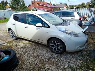 2010 Nissan Leaf (EM61) I (ZE0/AZE0), белый, 750000 рублей, вид 2