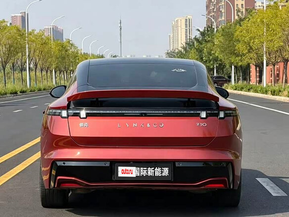 2025 Lynk & Co Z10 71 kWh, красный, 4279208 рублей - вид 4