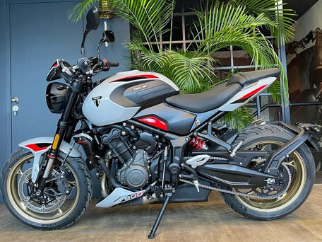 2026 Triumph Trident 800, серебристый, 1620000 рублей, вид 4