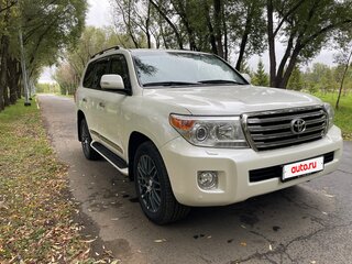 2013 Toyota Land Cruiser 200 Series Рестайлинг 1, белый, 4300000 рублей, вид 3