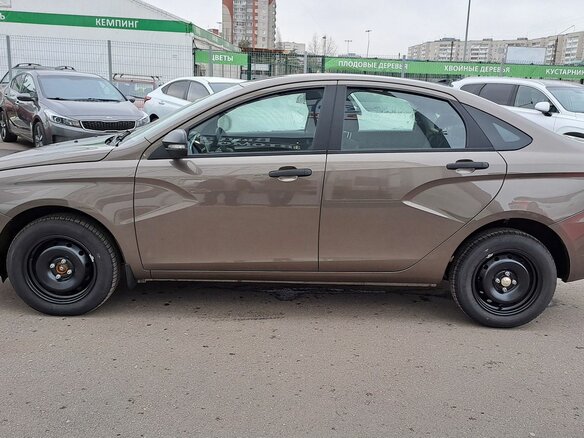 2026 Lada (ВАЗ) Vesta I Рестайлинг (NG), коричневый, 1631900 рублей - вид 2